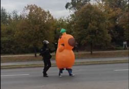 VIDEO: Pogledajte kako pripadnik žandarmerije tera maskotu sa ulice u Novom Sadu