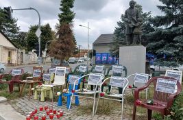 U Sremskoj Kamenici prazne stolice i ruže u spomen žrtvama nadstrešnice