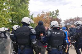U više gradova u Srbiji paralelna okupljanja pristalica i protivnika vlasti: Nekoliko ljudi privedeno