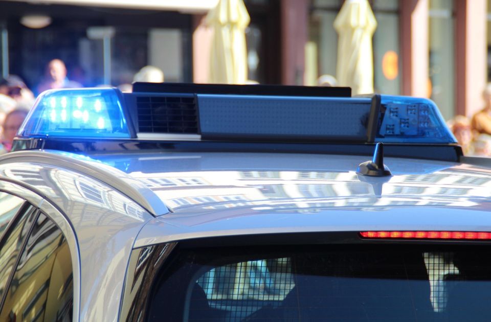 Uhapšena dvojica muškaraca u Severnoj Mitrovici: Terete se za pokušaj otmice šesnaestogodišnjakinje Uhapšena dvojica muškaraca u Severnoj Mitrovici: Terete se za pokušaj otmice šesnaestogodišnjakinje