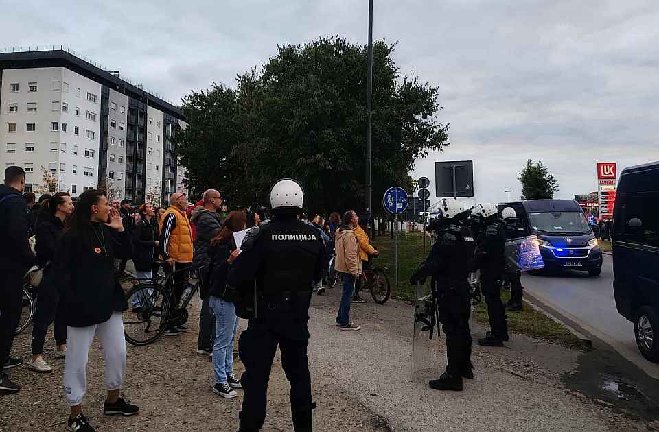 FOTO, VIDEO Skupovi pristalica vlasti i zborova u Novom Sadu: Policija pendrečila, funkcioneri u koloni