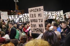 Doček studenata u Novom Sadu: Na raskrsnici Bulevara oslobođenja i Narodnog fronta Doček studenata u Novom Sadu: Na raskrsnici Bulevara oslobođenja i Narodnog fronta