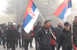 VIDEO Grupa Srba sa Kosova pešači do Novog Sada da bi podržali Vučića VIDEO Grupa Srba sa Kosova pešači do Novog Sada da bi podržali Vučića