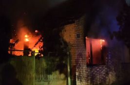 FOTO, VIDEO: Izgorela kuća u Zmajevu, muškarac prevezen u Urgentni centar FOTO, VIDEO: Izgorela kuća u Zmajevu, muškarac prevezen u Urgentni centar