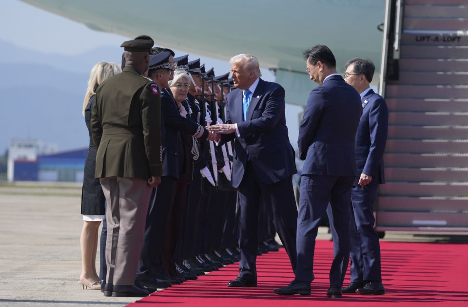 VIDEO: Tramp stigao u Južnu Koreju, orkestar mu za dobrodošlicu svirao Y.M.C.A.