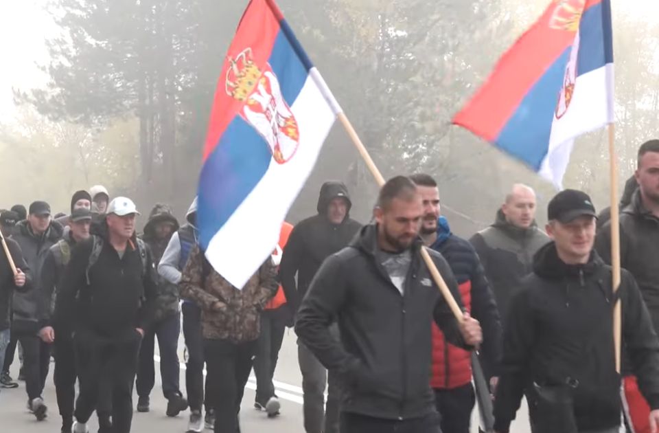 VIDEO Grupa Srba sa Kosova pešači do Novog Sada da bi podržali Vučića