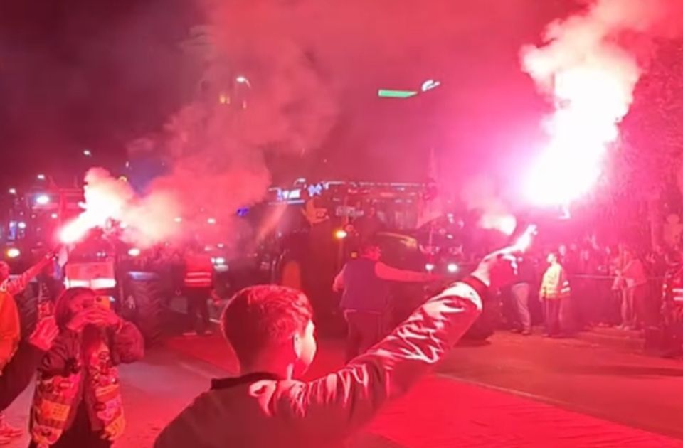 VIDEO: Poljoprivrednici, studenti i građani iz Bogatića stigli u Šabac VIDEO: Poljoprivrednici, studenti i građani iz Bogatića stigli u Šabac