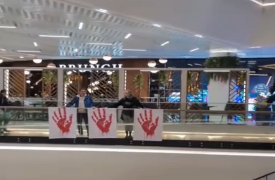 VIDEO Krvave šake u Promenadi uoči godišnjice pada nadstrešnice: 