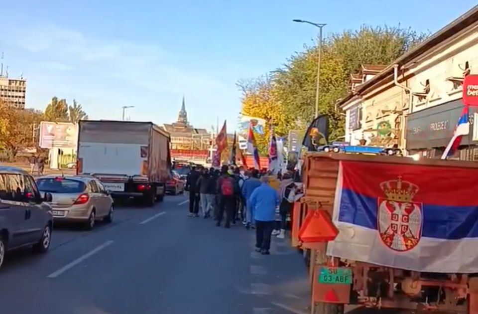 VIDEO: Kolona studenata i građana krenula peške iz Subotice na komemorativni skup u Novom Sadu VIDEO: Kolona studenata i građana krenula peške iz Subotice na komemorativni skup u Novom Sadu