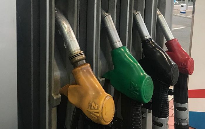 Benzin jeftiniji skoro tri dinara, dizel mnogo manje