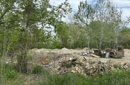 VIDEO Divlja deponija na Kamenjaru: Nadležni ne znaju ko ostavlja otpad, reagovala inspekcija