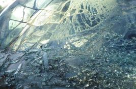 FOTO: Automobil sleteo u Crni Timok, dve osobe izvučene iz vozila