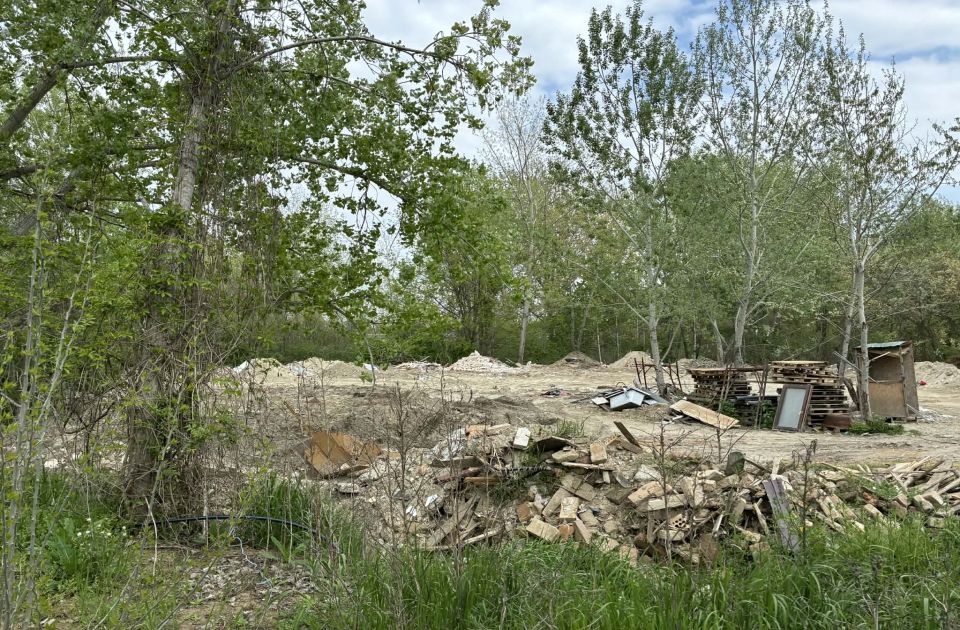 VIDEO Divlja deponija na Kamenjaru: Nadležni ne znaju ko ostavlja otpad, reagovala inspekcija