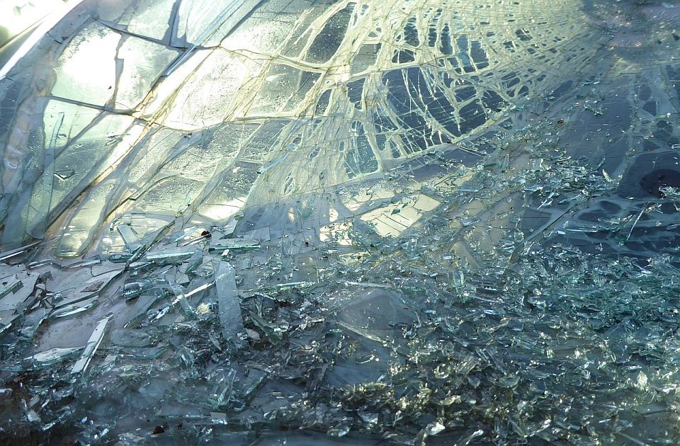 FOTO: Automobil sleteo u Crni Timok, dve osobe izvučene iz vozila