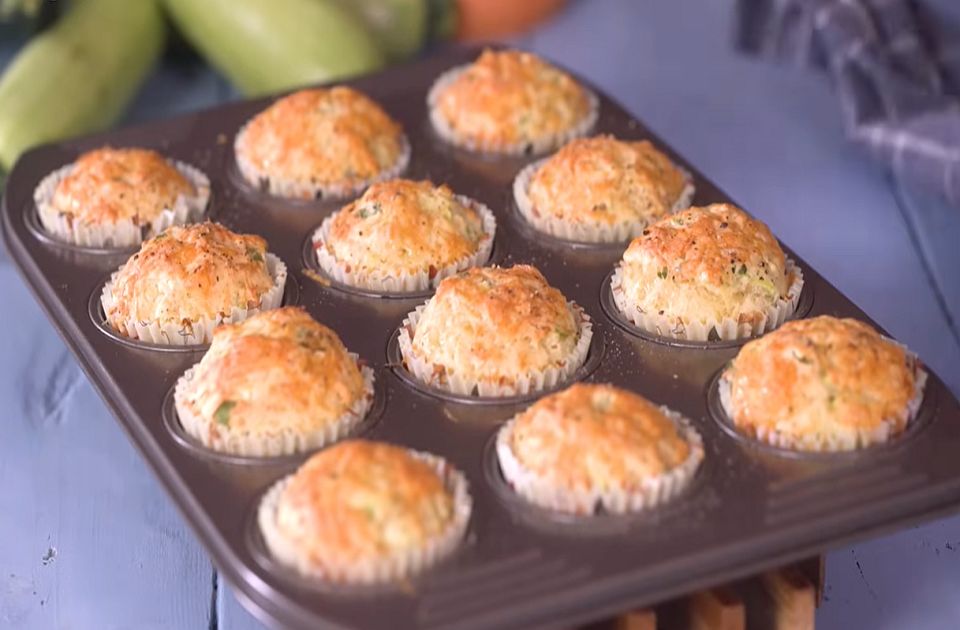 VIDEO: Savršeni i za doručak i za užinu - Mafini sa sirom i tikvicama