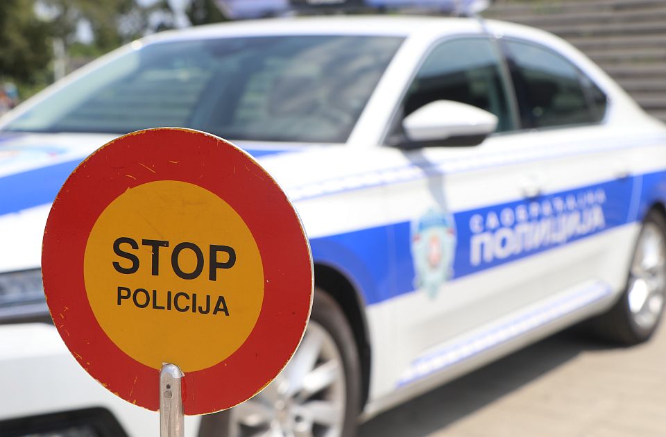 Pijani dvojac vozio po Novom Sadu, jedan bio za volanom uprkos zabrani