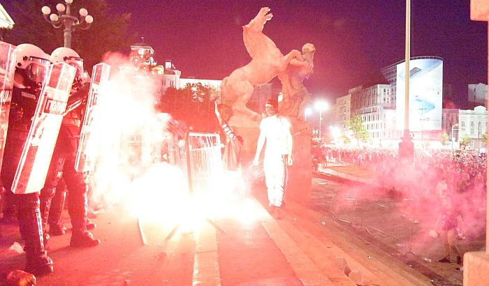 Uhapšen jedan od napadača na novinare na protestima
