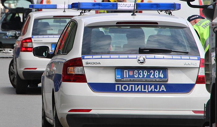 Automobil sleteo sa puta kod Gornjeg Milanovca, poginuo putnik u kolima