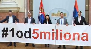 VIDEO: Poslanici opozicije bojkotuju vanrednu sednicu Skupštine, razvili transparent 