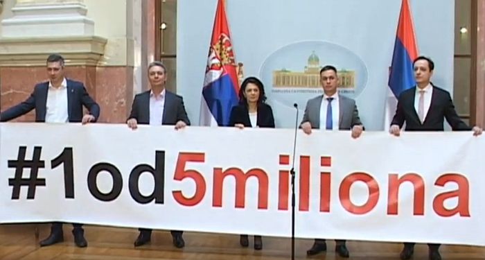 VIDEO: Poslanici opozicije bojkotuju vanrednu sednicu Skupštine, razvili transparent "1 od 5 miliona"