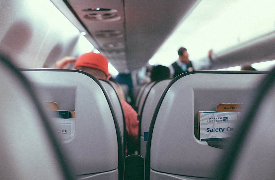 Putnica uhapšena u avionu jer nije htela da stavi masku