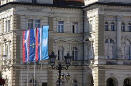 Razbijen prozor na Gradskoj kući, oštećeno službeno vozilo