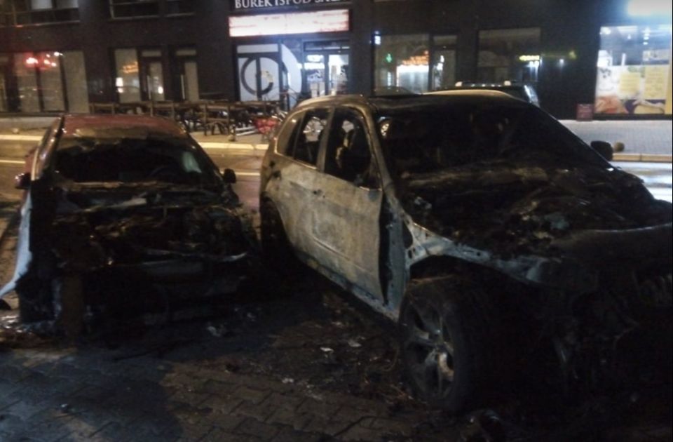 FOTO: Dva automobila izgorela na parkingu u Stražilovskoj, šteta velika
