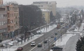 Sneg usporio saobraćaj, očekuju se gužve na putevima