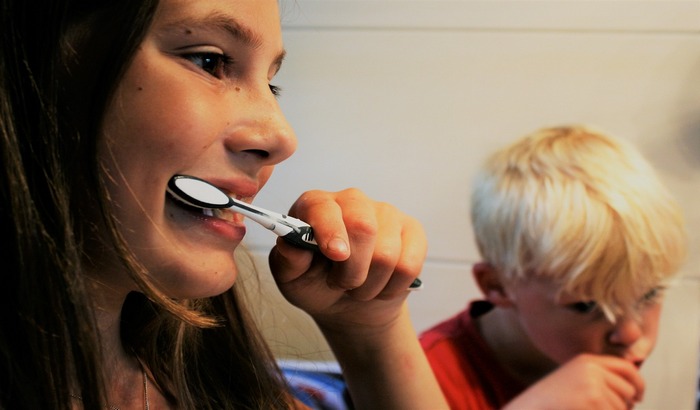 Zašto je važno prati zube pre spavanja?