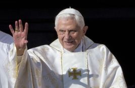 Bivši papa Benedikt XVI teško bolestan