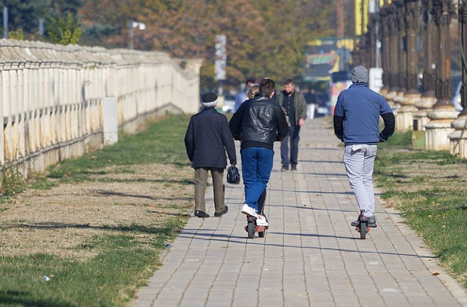 Izmene zakona: Zašto će e-trotineti moći da se voze pešačkom stazom?