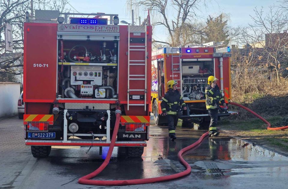 FOTO: Ugašen požar u  Petefi Šandora, gorele napuštene barake