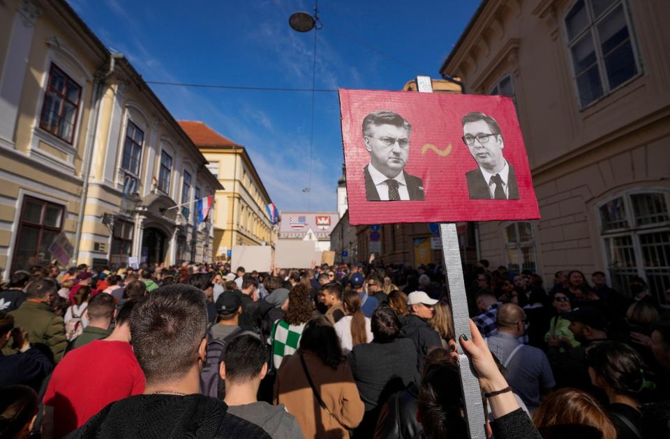 FOTO: Hiljade građana u Zagrebu na antivladinom protestu, na transparentu i Vučić