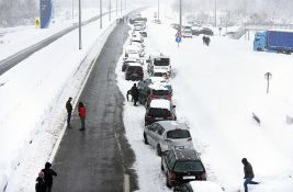 Sneg paralisao delove Hrvatske, više od 100 vozila zaglavljeno u smetovima