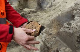 VIDEO: U centru Novog Sada nađeni bunari, kosti, grnčarija - arheolozi kod srušene Crkvene opštine