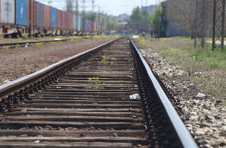 Cisterne sa fosfornom kiselinom iskliznule sa pruge kod Rume, oglasilo se preduzeće 