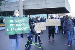 FOTO: Protest ispred Skupštine Beograda zbog ugrožavanja vodoizvorišta