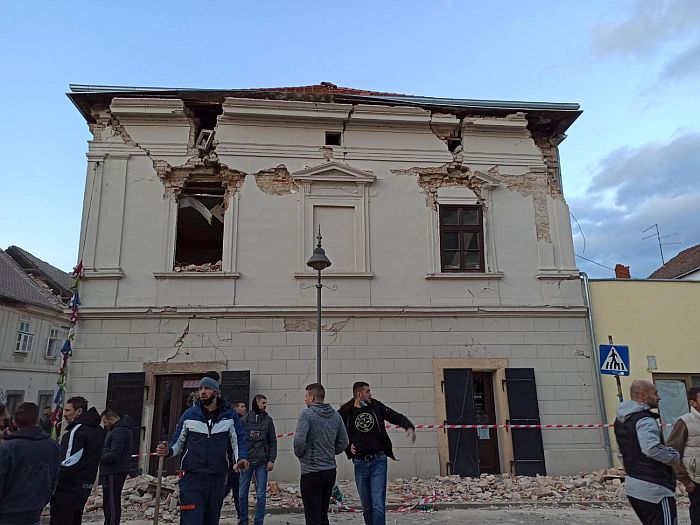 FOTO: Oštećeni srpski pravoslavni hramovi i parohijski domovi u zemljotresu u Petrinji i Sisku