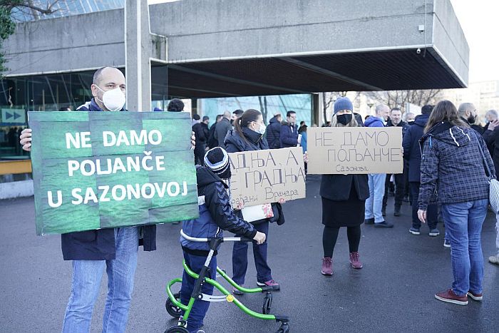 FOTO: Protest ispred Skupštine Beograda zbog ugrožavanja vodoizvorišta