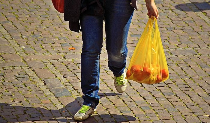 Plastične kese i pribor za jelo biće zabranjeni u Vojvodini od sledeće godine