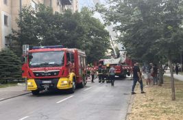 FOTO, VIDEO: Veći broj vatrogasaca gasi požar u Omladinskog pokreta, seče se krov zgrade