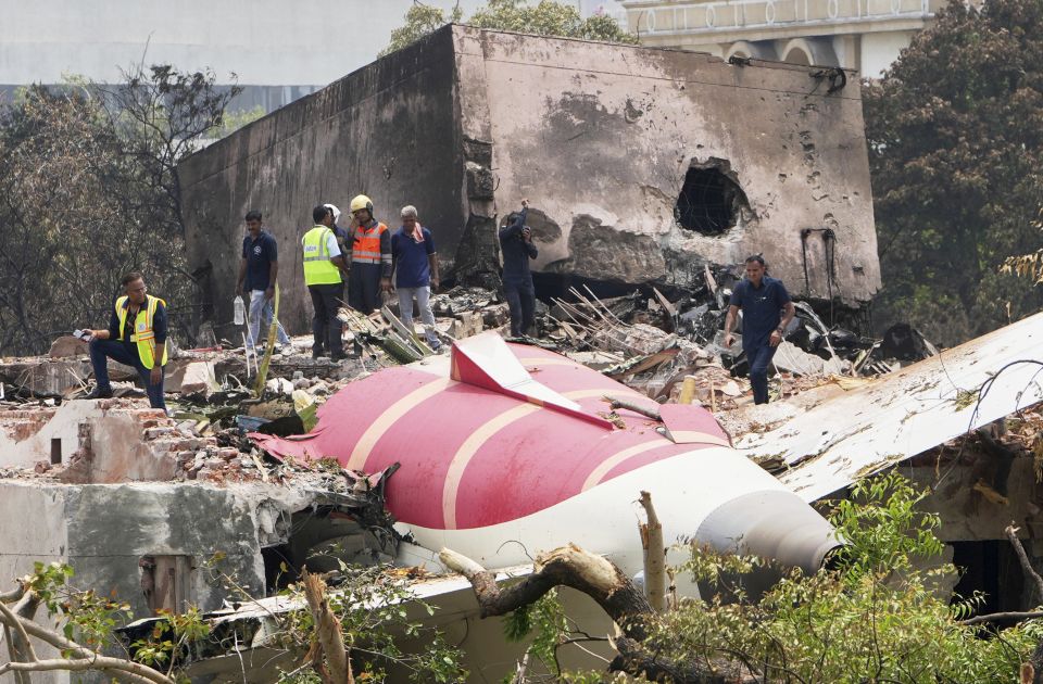 Uz pomoć DNK testa identifikovano 80 žrtava pada aviona u Indiji Uz pomoć DNK testa identifikovano 80 žrtava pada aviona u Indiji