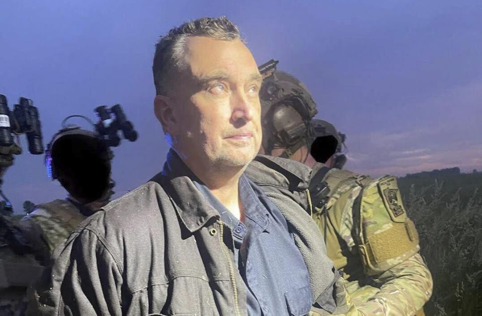 Uhapšen osumnjičeni za ubistvo kongresmenke i njenog supruga i ranjavanje senatora Uhapšen osumnjičeni za ubistvo kongresmenke i njenog supruga i ranjavanje senatora