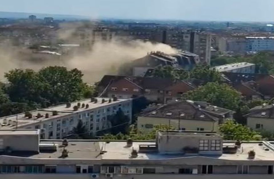 VIDEO: Požar u potkrovlju zgrade u Novom Sadu, vatrogasci na terenu