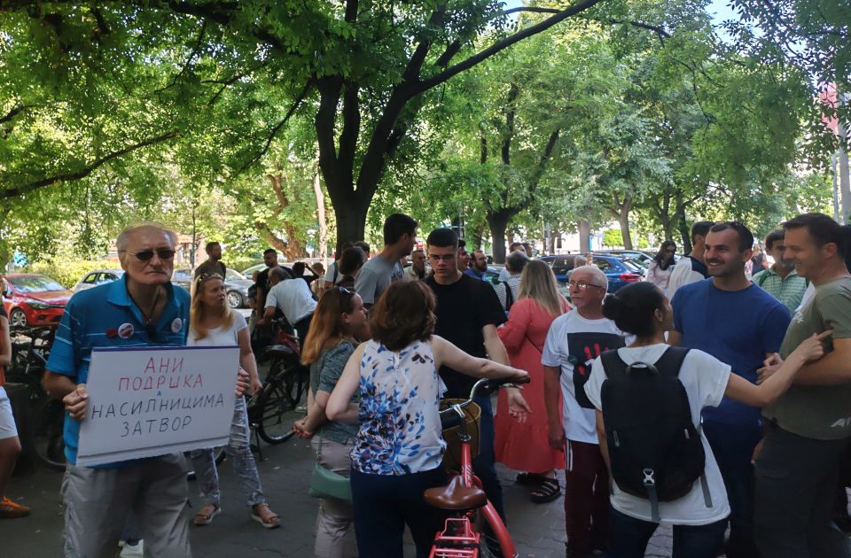 Odloženo suđenje SNS "junacima": Okrivljeni na dan ročišta u KCV, sud traži izveštaj Odloženo suđenje SNS "junacima": Okrivljeni na dan ročišta u KCV, sud traži izveštaj