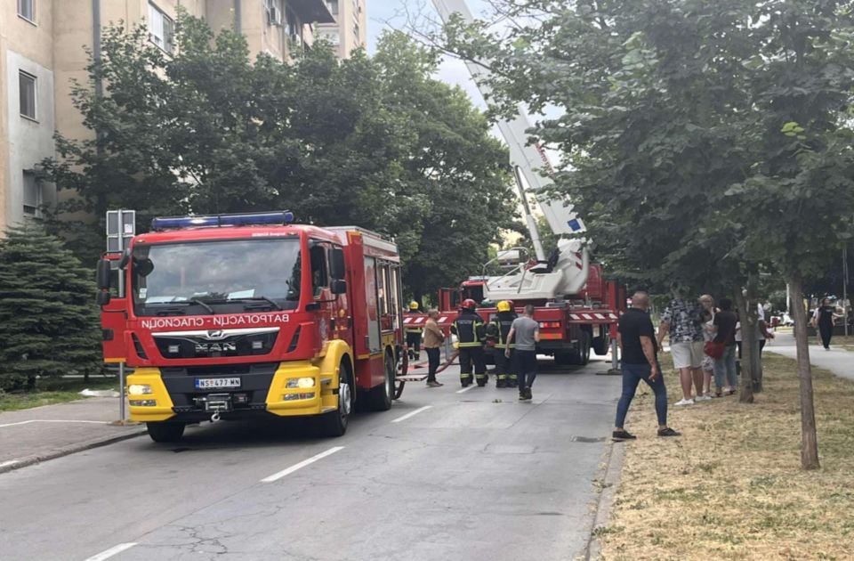 FOTO, VIDEO: Veći broj vatrogasaca gasi požar u Omladinskog pokreta, seče se krov zgrade