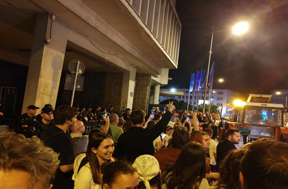 FOTO, VIDEO "Finalna blokada raskrsnice": Zborovi i traktori blokirali ulaz u Skupštinu grada FOTO, VIDEO "Finalna blokada raskrsnice": Zborovi i traktori blokirali ulaz u Skupštinu grada