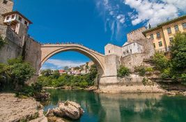 Na današnji dan: Obnovljen most u Mostaru, preminuli Ejmi Vajnhaus i Dragan Babić