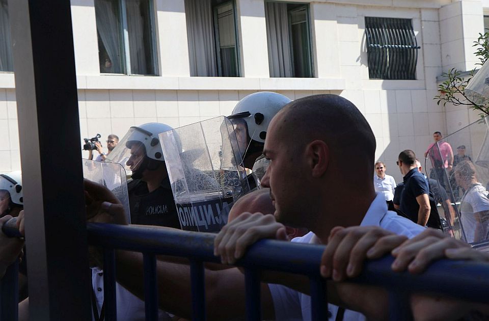 MUP: Zahvaljujući efikasnoj policiji demonstranti sprečeni da upadnu na sednicu i izazovu haos