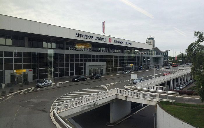 Avion zbog naprslog stakla vanredno sleteo na beogradski aerodrom